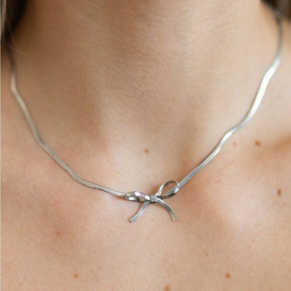 Elegant Silver Bow Necklace M504 - Picture 1 of 3